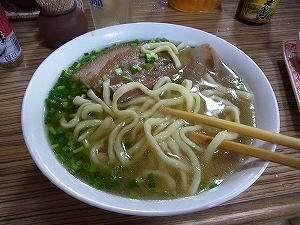 昼食は「沖縄そば」