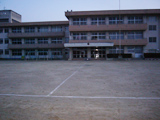 岡山市立足守小学校外観