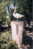 「白鳥放鳥記念碑」野外彫刻イメージ