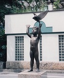 「鳥をつかもうとする子供」野外彫刻イメージ