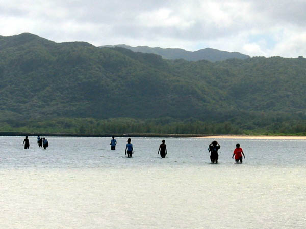 帰りは、潮が満ちてきて、腰のあたりまで浸かるような状態になった。「海を感じた」という気持ちに浸った。