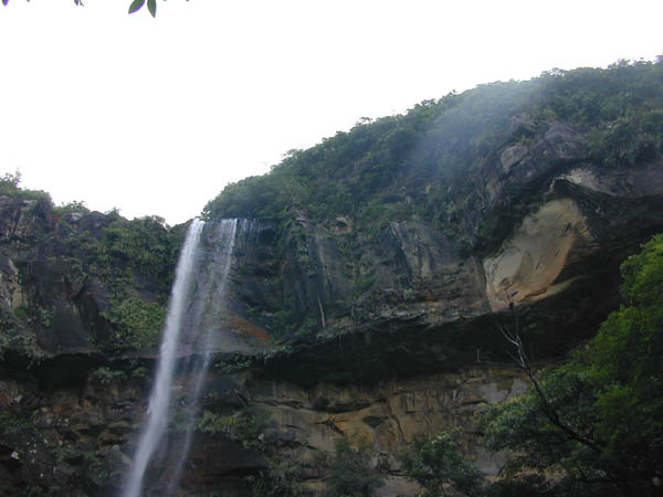 高さ約80ｍの滝の周囲は水しぶきが飛んでくる。