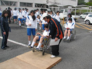 車椅子体験の様子