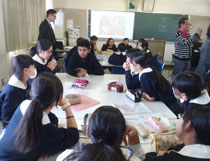 中学3年生の英会話の授業では、生徒が『桃太郎』の話しを英語とジェスチャーでなんとか伝えました。