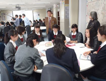 高校1年生がグループごとに、日本の高校生の毎日の生活を、紙芝居風に英語で紹介しました。
