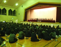 高校生全校生徒による歓迎会を開催しました。箏曲部と、聖歌隊によるハンドベル演奏によって歓迎しました。