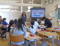ノートルダム清心女子大学附属小学校での授業に参加させていただき、日本を紹介するクイズにチャレンジしました。
